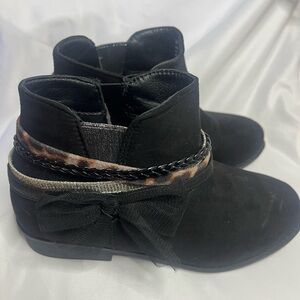 ANNIE Black Ankle Boots with bow and Chain Accent
